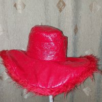 Червена лачена шапка с перифирия, снимка 3 - Шапки - 42666302