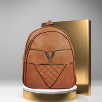 Модерна кожена раница в елегантен дизайн със златиста емблема V, снимка 5 - Раници - 44570190