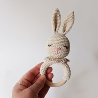 Зайче и дрънкалка ръчна изработка в неутрален цвят, плетени зайчета, играчка за бебе, бежово зайче , снимка 6 - Други - 44602627