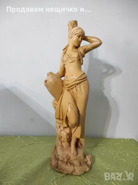 Керамична статуетка на жена със стомна, снимка 1