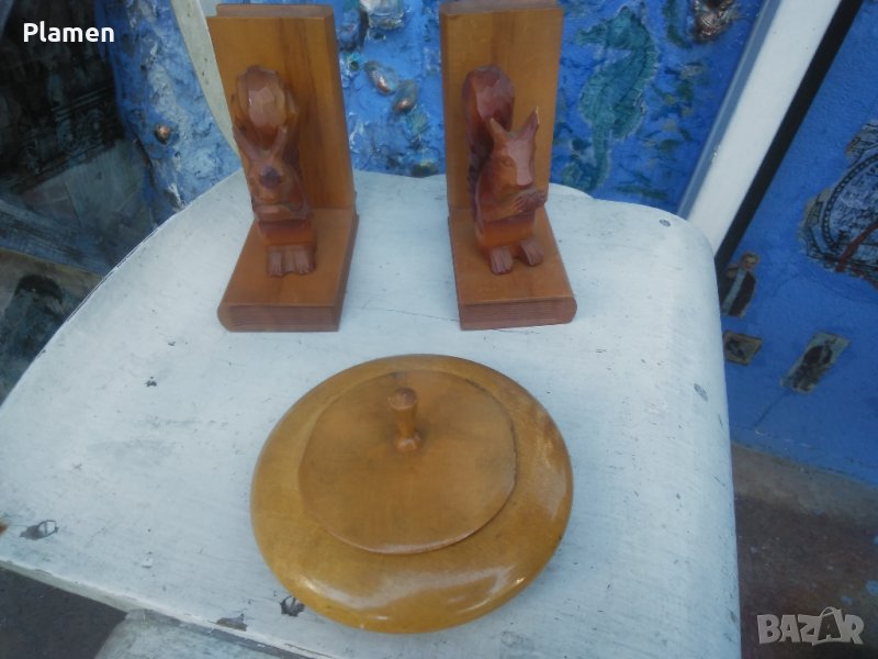 Два дървени стопери за книги с катерички и дървена купичка с капаче, снимка 1