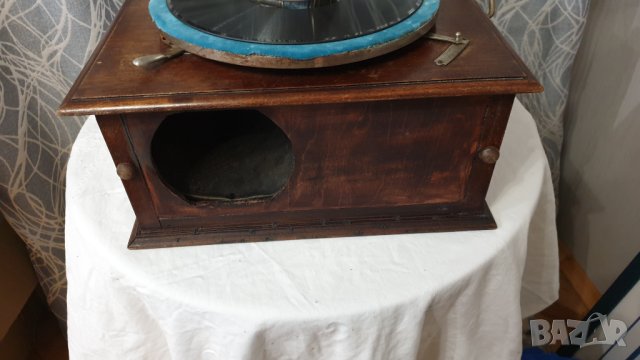 Стар грамофон с манивела, снимка 5 - Антикварни и старинни предмети - 44437326