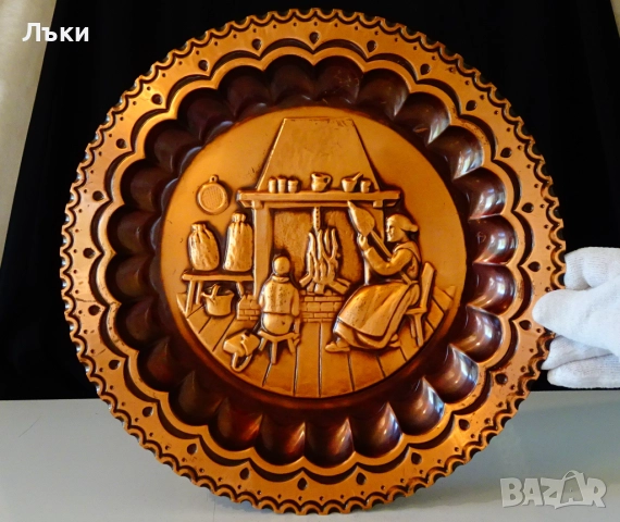 Медно пано,чиния,релефна картина Баба и Внуче пред камината. 