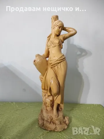 Керамична статуетка на жена със стомна