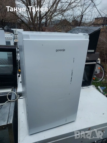 Малък хладилник с външен дефект 