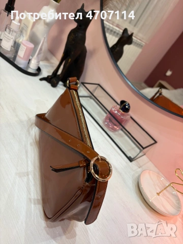 Малка дамска чанта на марката Stadivarius