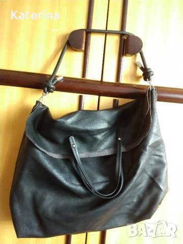 Модерна и елегантна черна дамска чанта с аксесоар към нея, снимка 1 - Чанти - 33934704