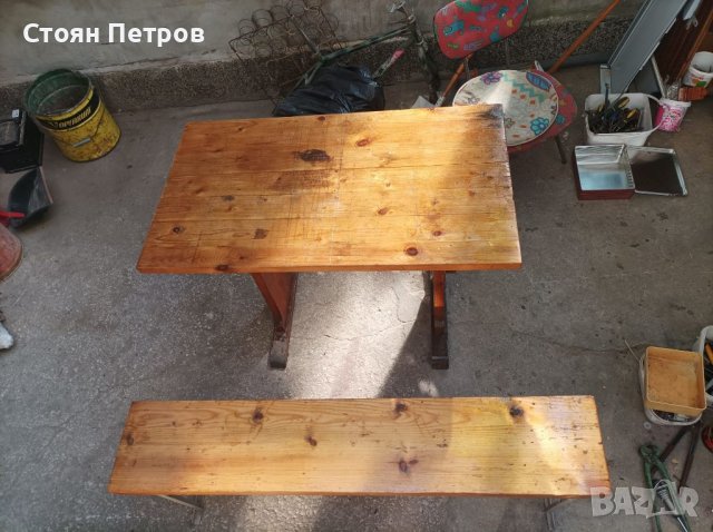 Дървена маса с пейка