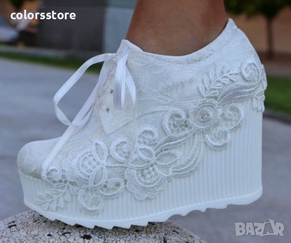 Обувки на платформа - бели - 710-15