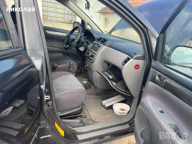 Toyota Avensis Verso 2.0 116к, снимка 13 - Автомобили и джипове - 42332004