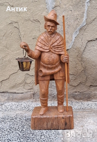 Красива Стара Дървена Фигура 