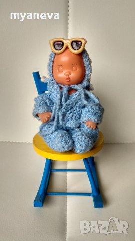 Стара кукла от СОЦА с плетени дрехи, 12 см. и столче 15 см, ръчно изработено и оцветено. 