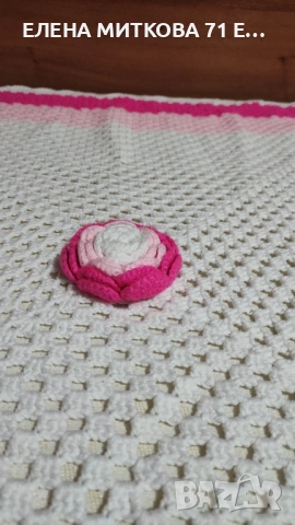 Покривка плетена на една кука с обемно цвете в центъра, снимка 5 - Покривки за маси - 53013676