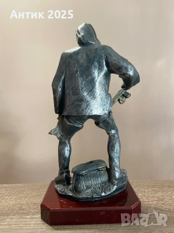 Винтажна алуминиева статуетка „Рибар с въдица“, върху червена основа, снимка 4 - Антикварни и старинни предмети - 53231239