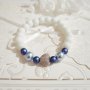 Гривна с бели мъниста, сини перли и сърце, снимка 1 - Гривни - 44212572
