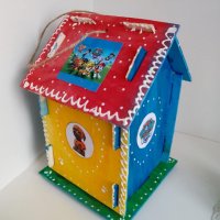 Пълна с лакомства-дървена къщичка с името на детето ,любимата тема и лакомства, снимка 9 - Декорация за дома - 34587337