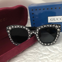 Gucci дамски слънчеви очила с камъни тип котка, снимка 8 - Слънчеви и диоптрични очила - 36172378