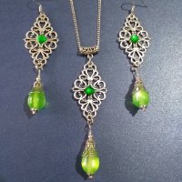 Прекрасен комплект бижута със смарагдово зелено с красиви орнаменти с цвят сребро , снимка 3 - Бижутерийни комплекти - 41496580