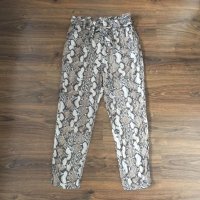 H&M панталон с колан змийски десен 38, снимка 1 - Панталони - 41830565