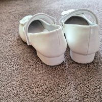 Официални лачени бели обувки, снимка 4 - Детски обувки - 41517837