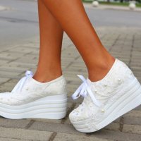 Обувки на платформа - бели - 185-04, снимка 1 - Кецове - 41377944