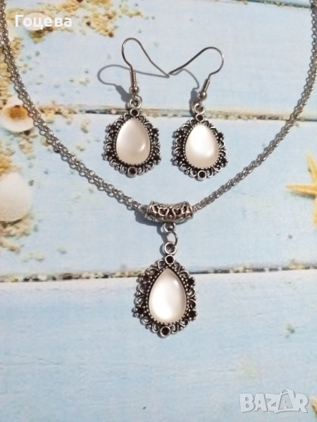 Красив комплект обици и колие с бели кабошони върху орнаментирана основа в цвят Сребро , снимка 1
