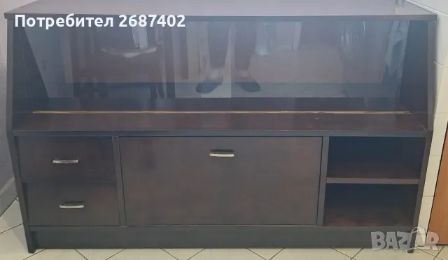 Продавам шкаф с витрина -използван.