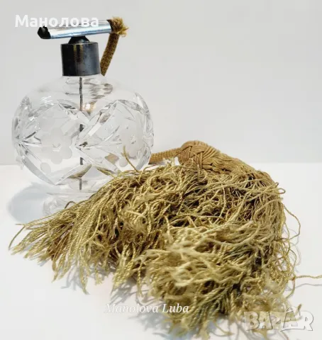 Голяма ръчно изрязана кристална стъклена бутилка за парфюм в стил Art deco с пулверизатор.