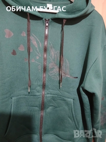 3xl НОВ ТОПЪЛ СУИТШЪР В МАСЛЕНО ЗЕЛЕН ЦВЯТ С ЦИП,КАЧУЛКА И ЩАМПА ОТПРЕД И НА ЛЕВИЯ РЪКАВ, снимка 3 - Блузи с дълъг ръкав и пуловери - 52426627