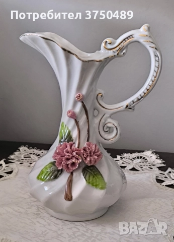 Красива ваза -кана с релефни цветя