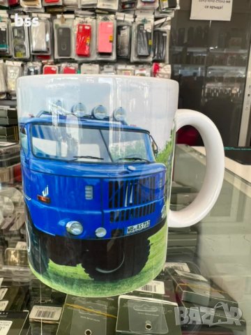 Бяла порцеланова чаша с изображение на легендарните немски камиони ИФА / IFA