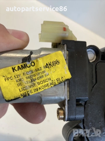 Мотор за стъкло на задна дясна врата за KIA Sportage 2.7 Бензин (2007) 98820-1F100, снимка 2 - Части - 53432826