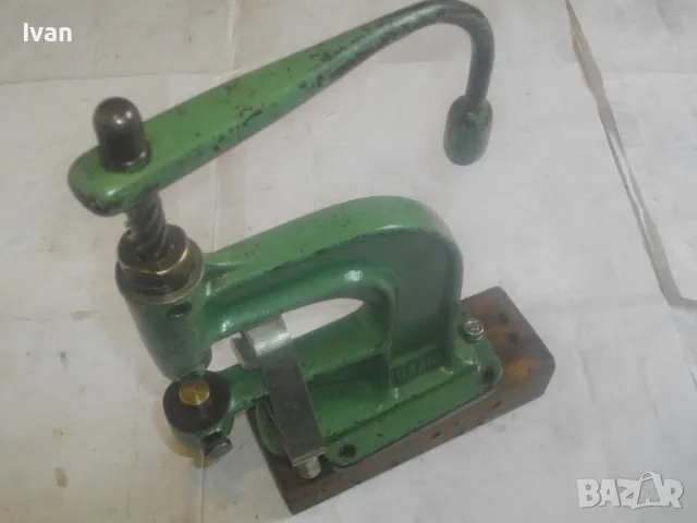 РЪЧНА ВИНТОВА ПРЕСА ПЕРФОРИРАНЕ НА КОЖА ЩАНЦОВАНЕ ЩАМПОВАНЕ КОЛАНИ АКСЕСОАРИ НЕМСКА СТАРО КАЧЕСТВО