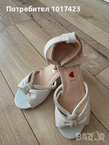 Детски сандали на ток с камъни