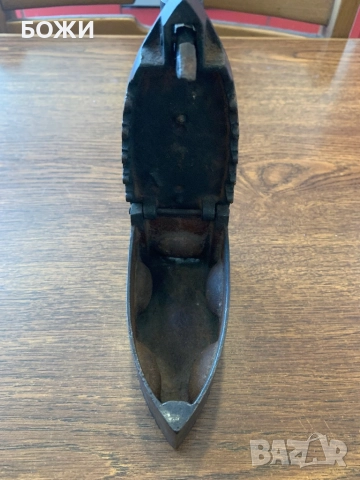 🪔 Антикварна чугунена въгленна ютия с дървена дръжка – Швейцария, снимка 6 - Антикварни и старинни предмети - 51785080