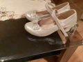Бели блестящи обувки с панделка и токче №35, снимка 1