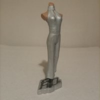 Прекрасна винтаж статуетка:най новото нещо,последни неща"Модна витрина"SILVER LADY,СРЕБЪРНА ДАМА., снимка 9 - Статуетки - 43662536