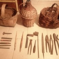 Продавам стари инструменти, кошници, свещници, битови предмети и свещници , снимка 2 - Антикварни и старинни предмети - 35815509