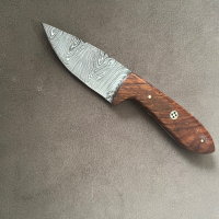 Ловен нож от Дамаска стомана с дръжка от палисандрово дърво и кожена кания, снимка 2 - Ножове - 44744841