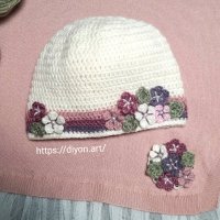 Бяла дамска шапка и брошка с цветя, снимка 1 - Шапки - 31872482