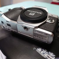 Фотоапарат Olympus OM-D E-M10 Mark III с обектив, филтър и батерии. 4K видео. Made in Japan , снимка 3 - Фотоапарати - 40003256