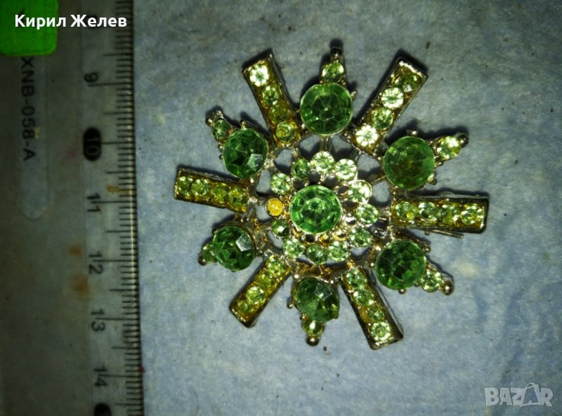ПРЕКРАСНА СРЕБРИСТА АЖУРНА РЕТНО АРТ БРОШКА ИНКРУСТИРАНА с ИСКРЯЩИ ФАСЕТИРАНИ ЗЕЛЕНИ КРИСТАЛИ 17923, снимка 1