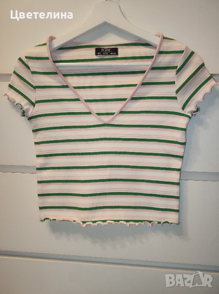 Дамска тениска Bershka с къс ръкав и V - образно деколте размер S цена 15 лв., снимка 1