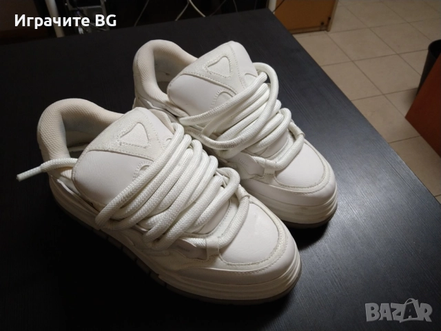 Спортни обувки, Bershka