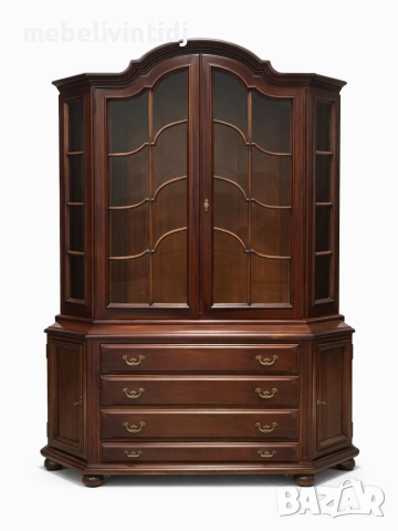 Изящна витрина с витраж "Chippendale"