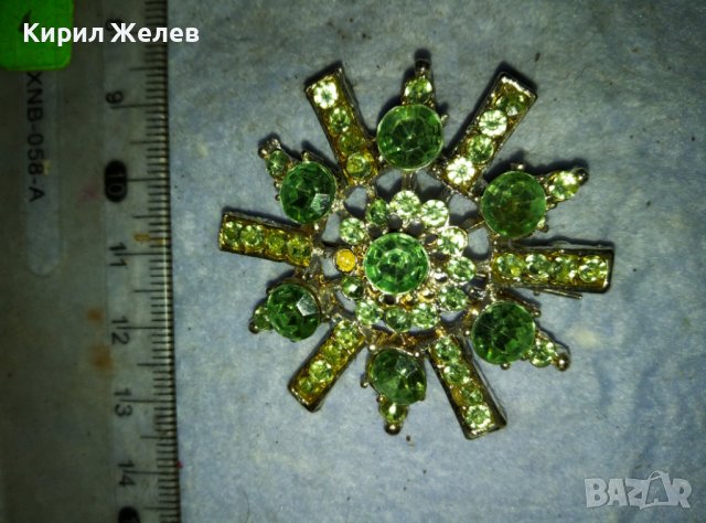 ПРЕКРАСНА СРЕБРИСТА АЖУРНА РЕТНО АРТ БРОШКА ИНКРУСТИРАНА с ИСКРЯЩИ ФАСЕТИРАНИ ЗЕЛЕНИ КРИСТАЛИ 17923