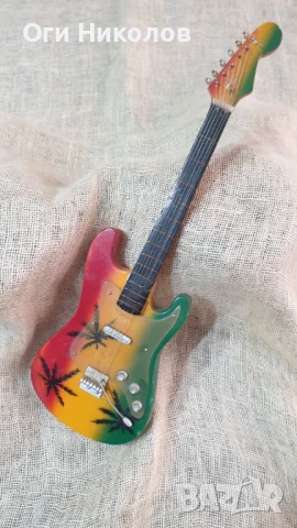 Малка сувенирна китарка