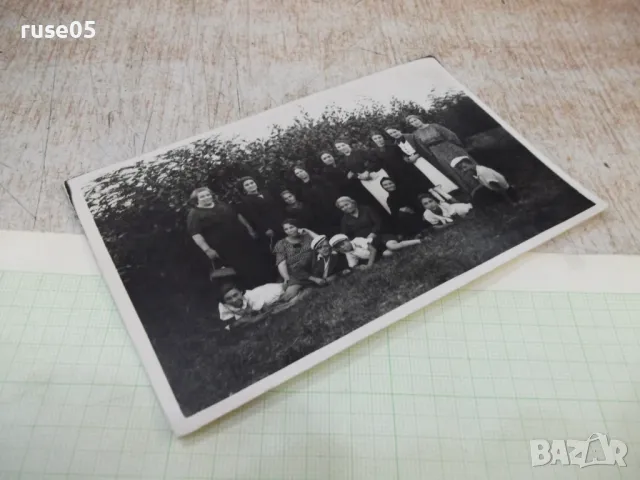 Снимка стара на излет на жени с деца в градината, снимка 3 - Колекции - 48002231