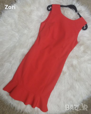 СТИЛНА червена рокля, която елегантно очертава тялото