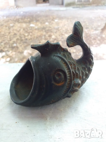 Прекрасна стара чугунена статуетка риба
